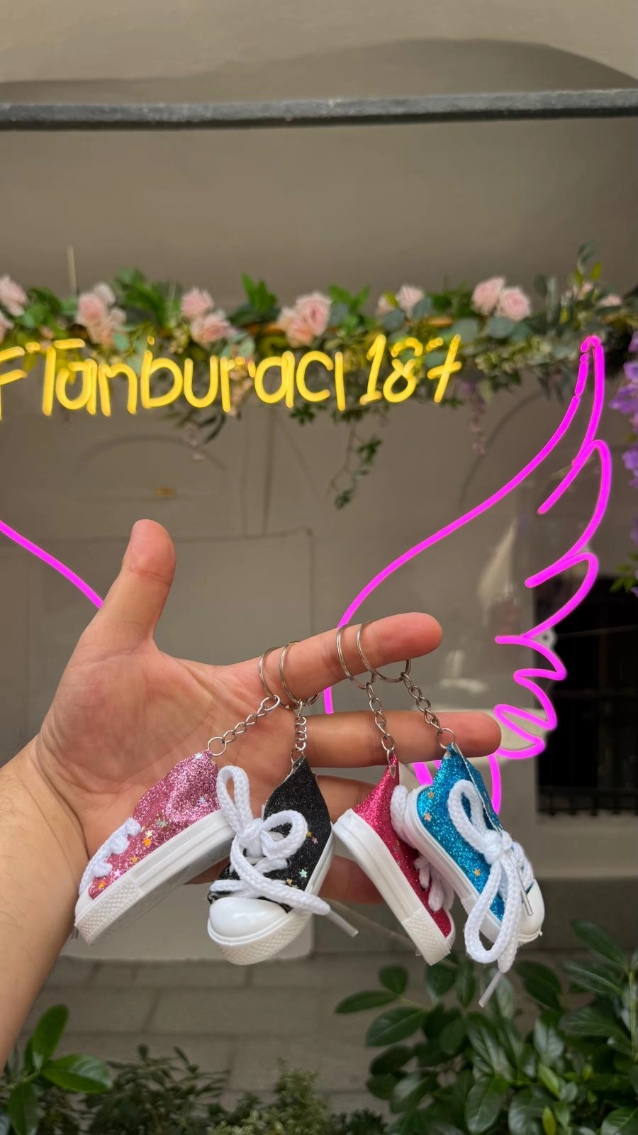 Simli Mini Spor Ayakkabı Anahtarlık 12’li Paket | Toptan Figürlü Anahtarlık
